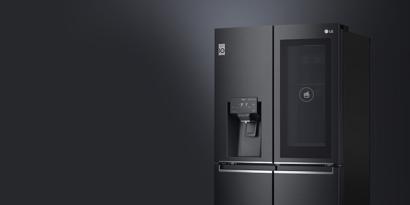 Az LG hűtő felső része látható, ami kiemeli a matt fekete színt és a sötétített üveget.