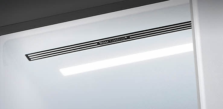Átlós nézet a hűtőszekrény belsejében, amely a szórt fényű LED világítást mutatja.