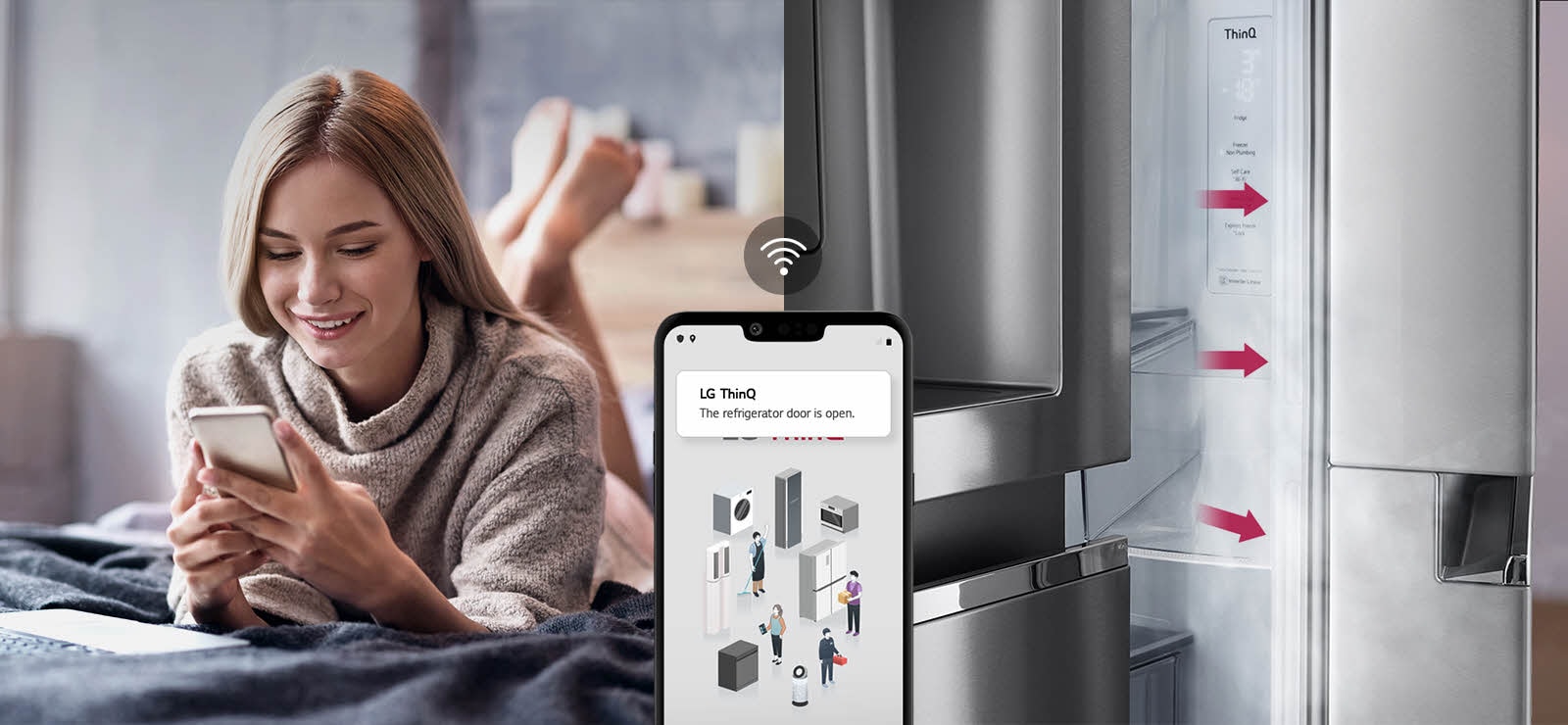 Egy nő hever az ágyon, és egy képen a telefonja képernyőjét nézi. A második képen látható, hogy a hűtőszekrény ajtaja nyitva maradt. A két kép előterében a telefon képernyője látható, amelyen az LG ThinQ alkalmazás értesítései és a Wifi ikon látható a telefon felett.