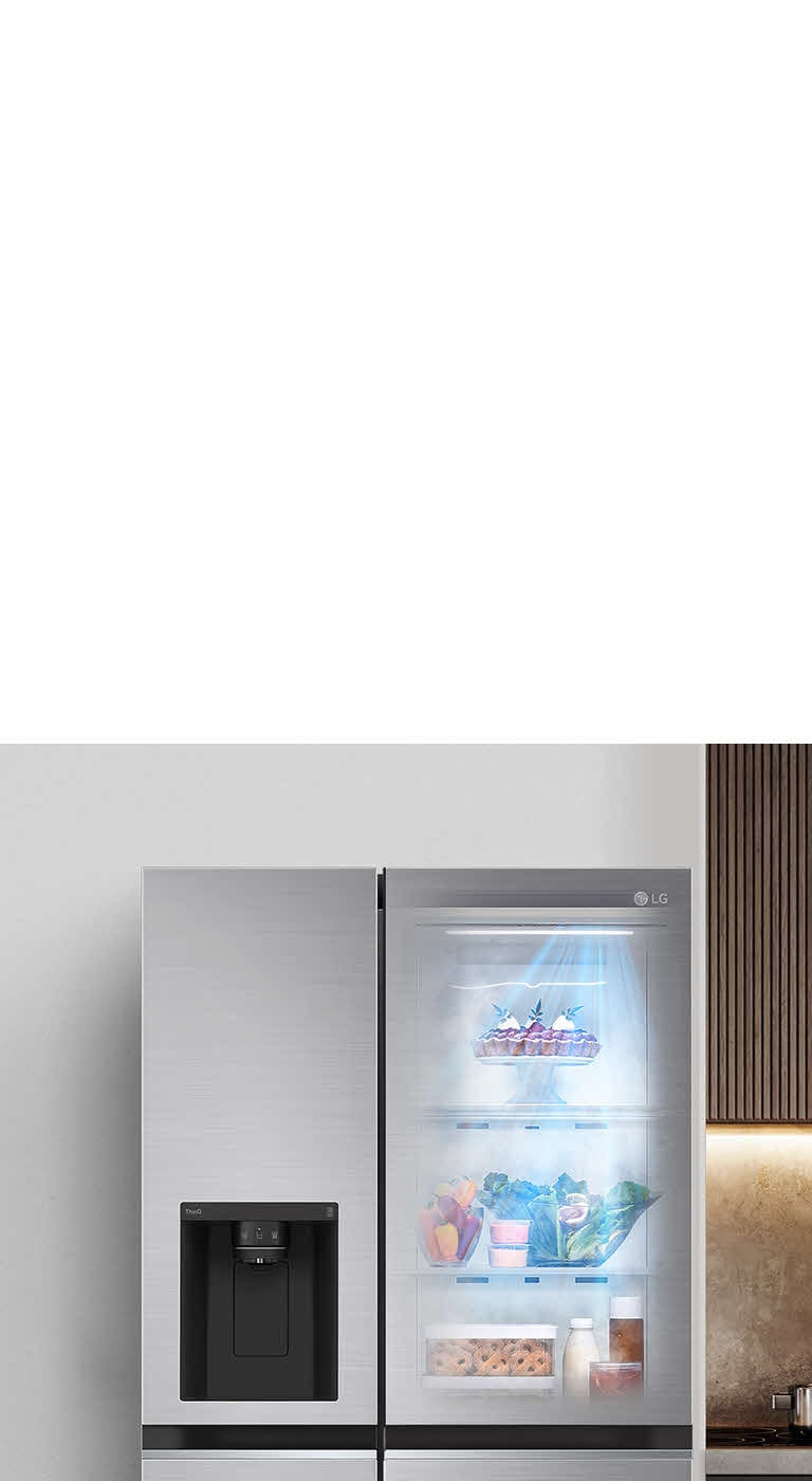 Egy fekete InstaView hűtőszekrény elölnézete, belül világít. A hűtőszekrény tartalma az InstaView ajtón keresztül látható. Világjtó kék fénysugarak világítanak le termékekre a DoorCooling nyílásaiból.