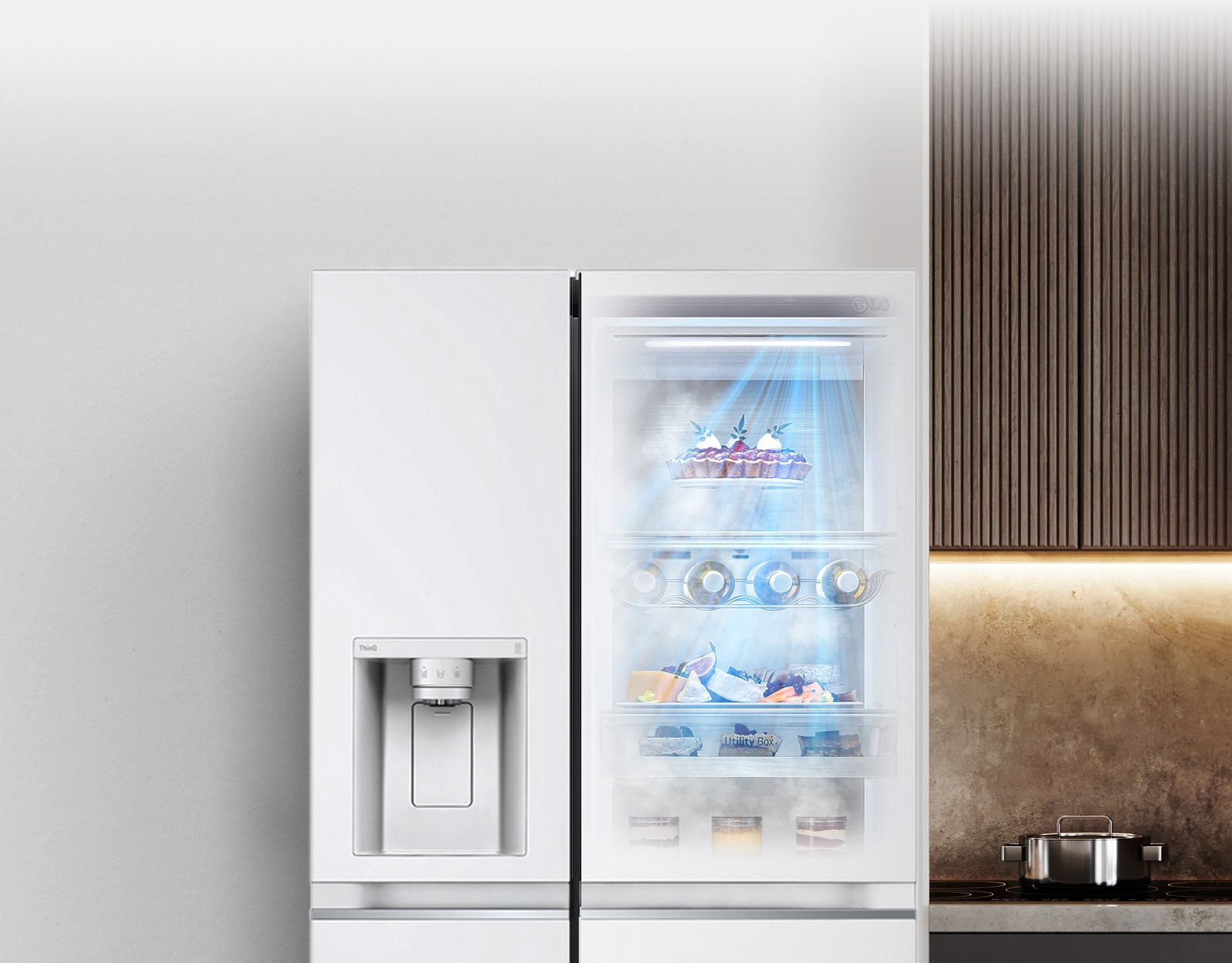 Pogled od spredaj na črni hladilnik InstaView, osvetljen v notranjosti.  Vsebina hladilnika je vidna skozi vrata InstaView.  Svetlo modri žarki svetlobe osvetljujejo izdelke iz odprtin DoorCooling.