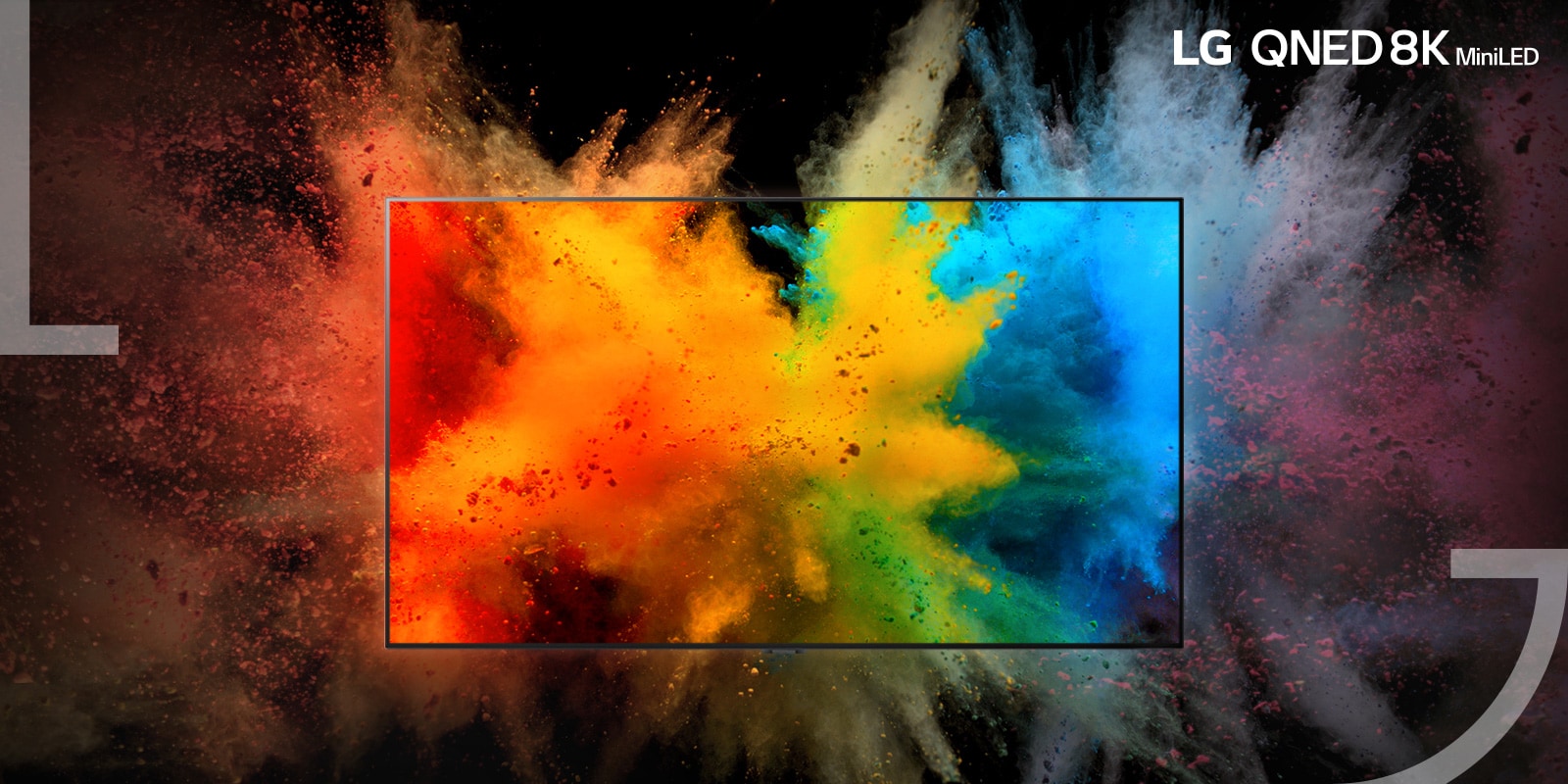 Középen egy TV helyezkedik el – színes por robban szét a TV monitoron, és a színes por a TV káváján kívülre is kiterjed.