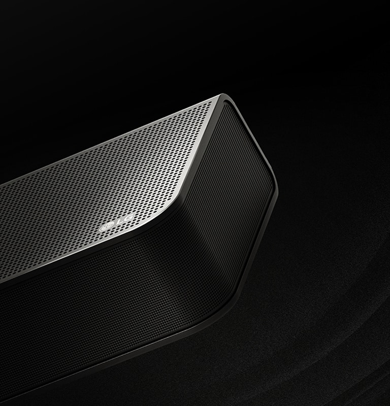 LG Soundbar על רקע שחור, עיצובו נחשף תחילה מלמעלה ונע לכיוון הפינה. טיפות לבנות מתפשטות מהמרכז והקצוות של ה-Soundbar כמו מפל, ממחישות קול המוקרן כלפי מעלה.