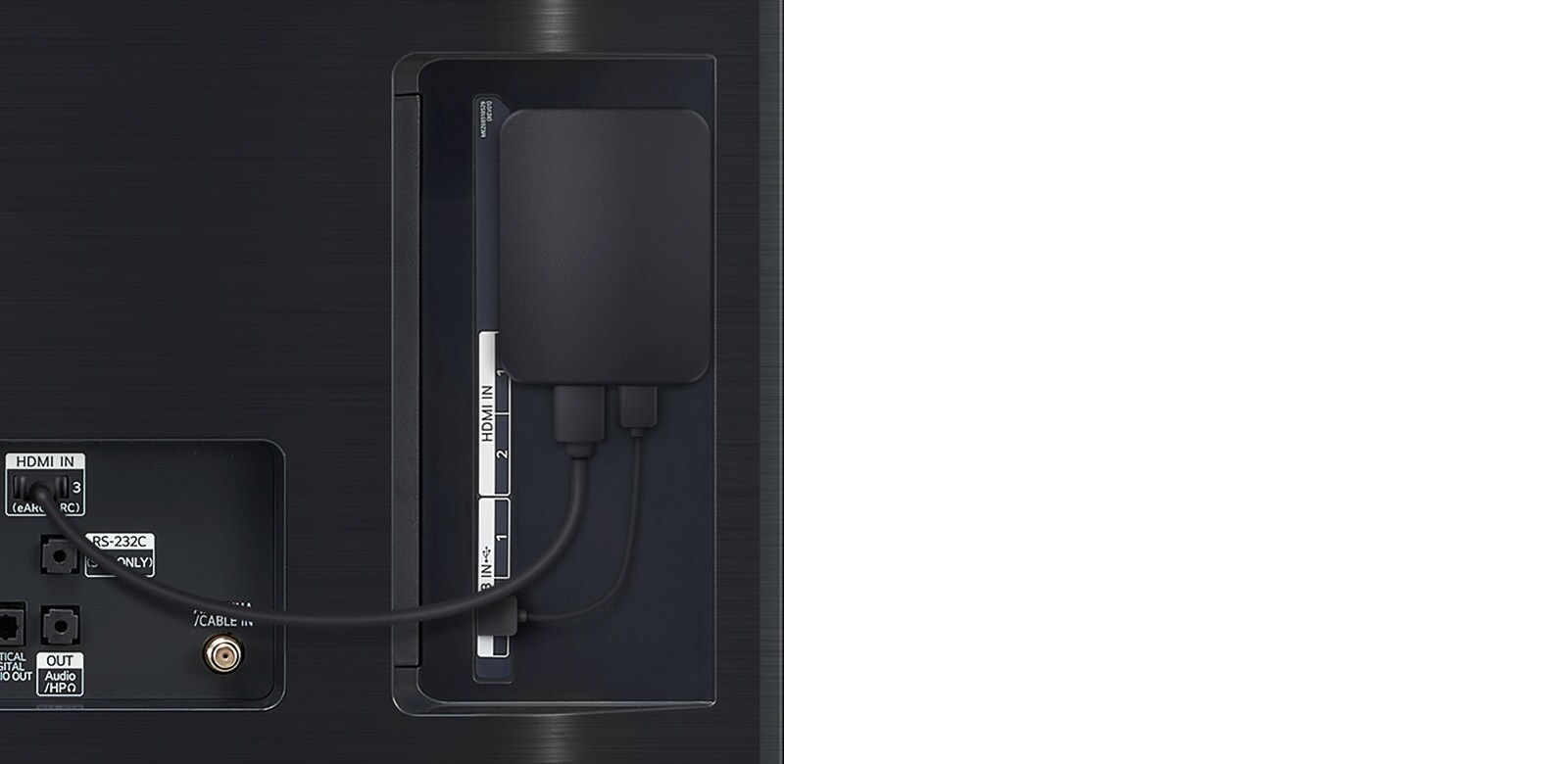 בתמונה מוצג תקריב של גב טלוויזיה שאליה מחובר WOWCAST באמצעות יציאת ה-HDMI.