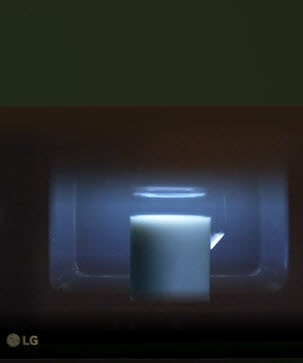 ™LG NeoChef מוצג כאשר נורת ה-LED הפנימית דולקת.