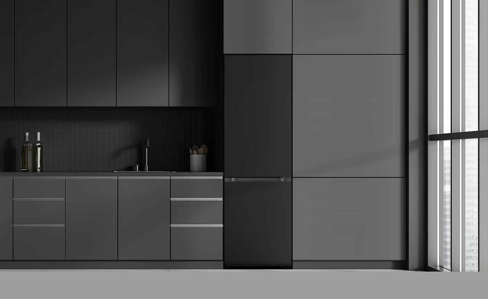 מטבח מודרני עם מקרר שמשתלב באופן מושלם בארונות שלצידו כך שהוא נראה כמו דגם מובנה.