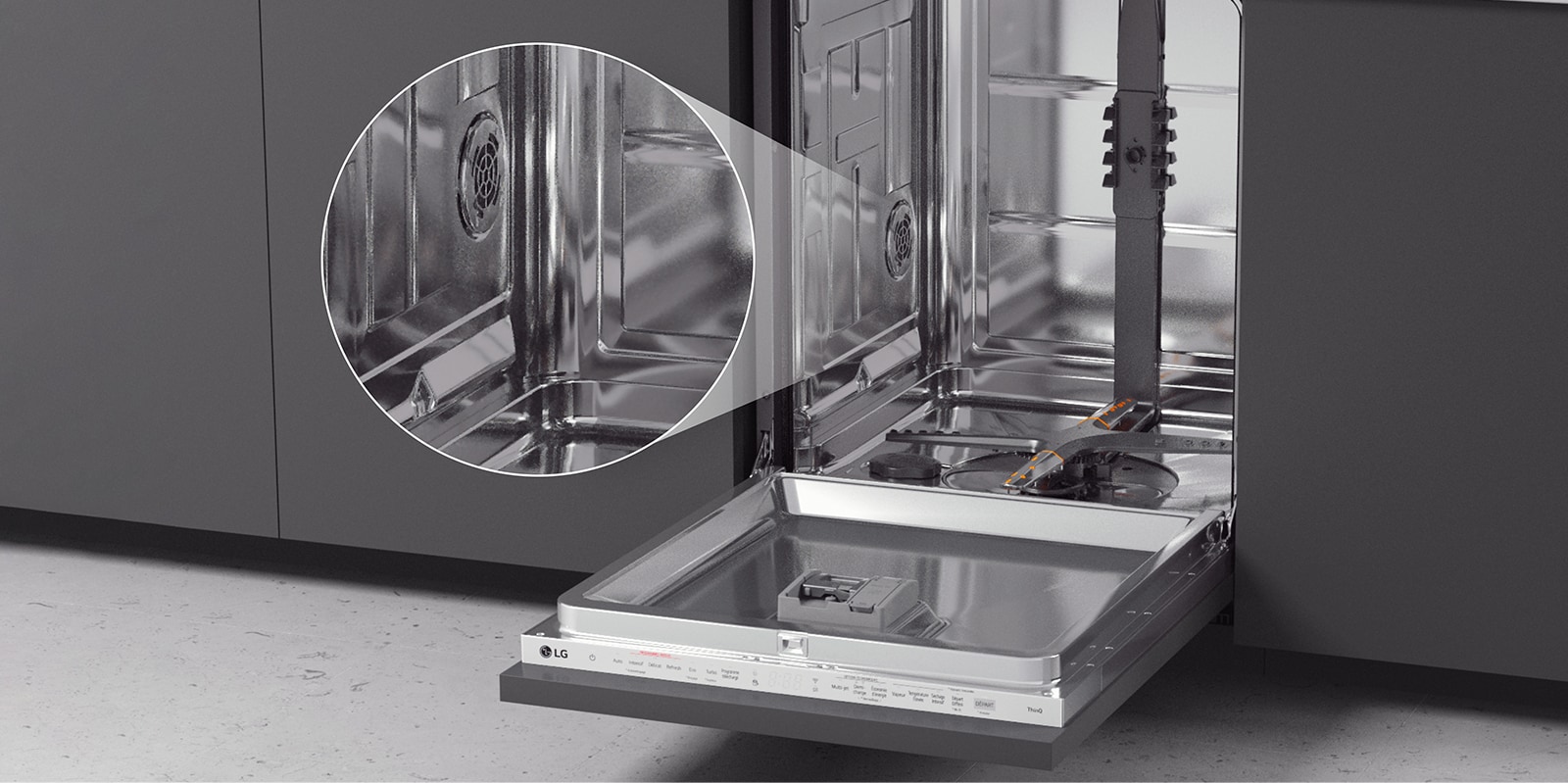 מדיח כלים מותקן במטבח והחלל הפנימי שכולו עשוי נירוסטה גלוי היטב.