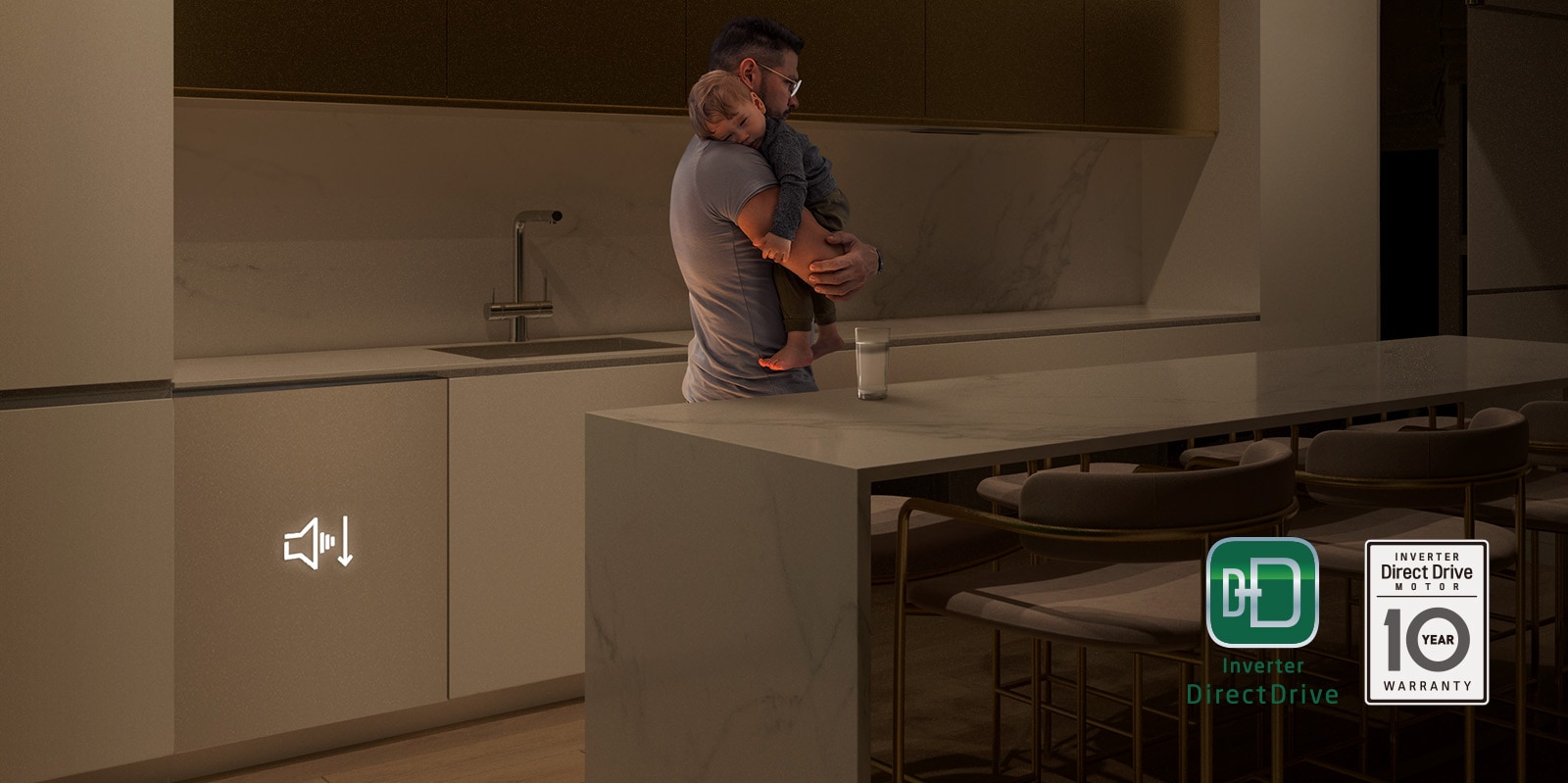 איש מחזיק תינוק ישן במטבח באור עמום, מדיח כלים מובנה פועל בשקט ברקע.