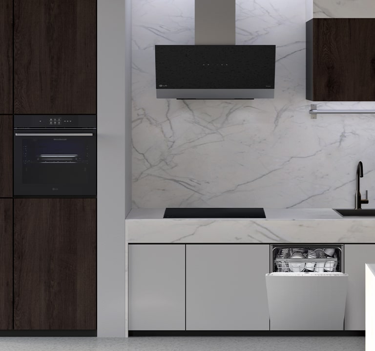 מטבח עם מדיח כלים מובנה, תנור, קולט אדים וכיריים אינדוקציה של LG.