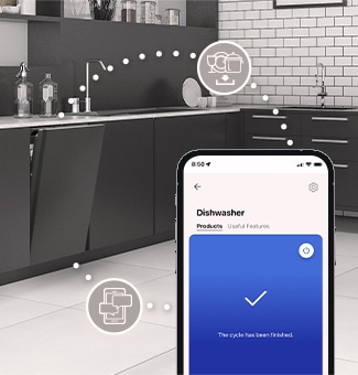 פנים המטבח עם מדיח כלים מובנה פתוח חלקית ואפליקציית ™ThinQ של LG המציגה הודעה על סיום השטיפה.