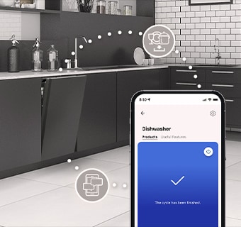 פנים המטבח עם מדיח כלים מובנה פתוח חלקית ואפליקציית ™ThinQ של LG המציגה הודעה על סיום השטיפה.