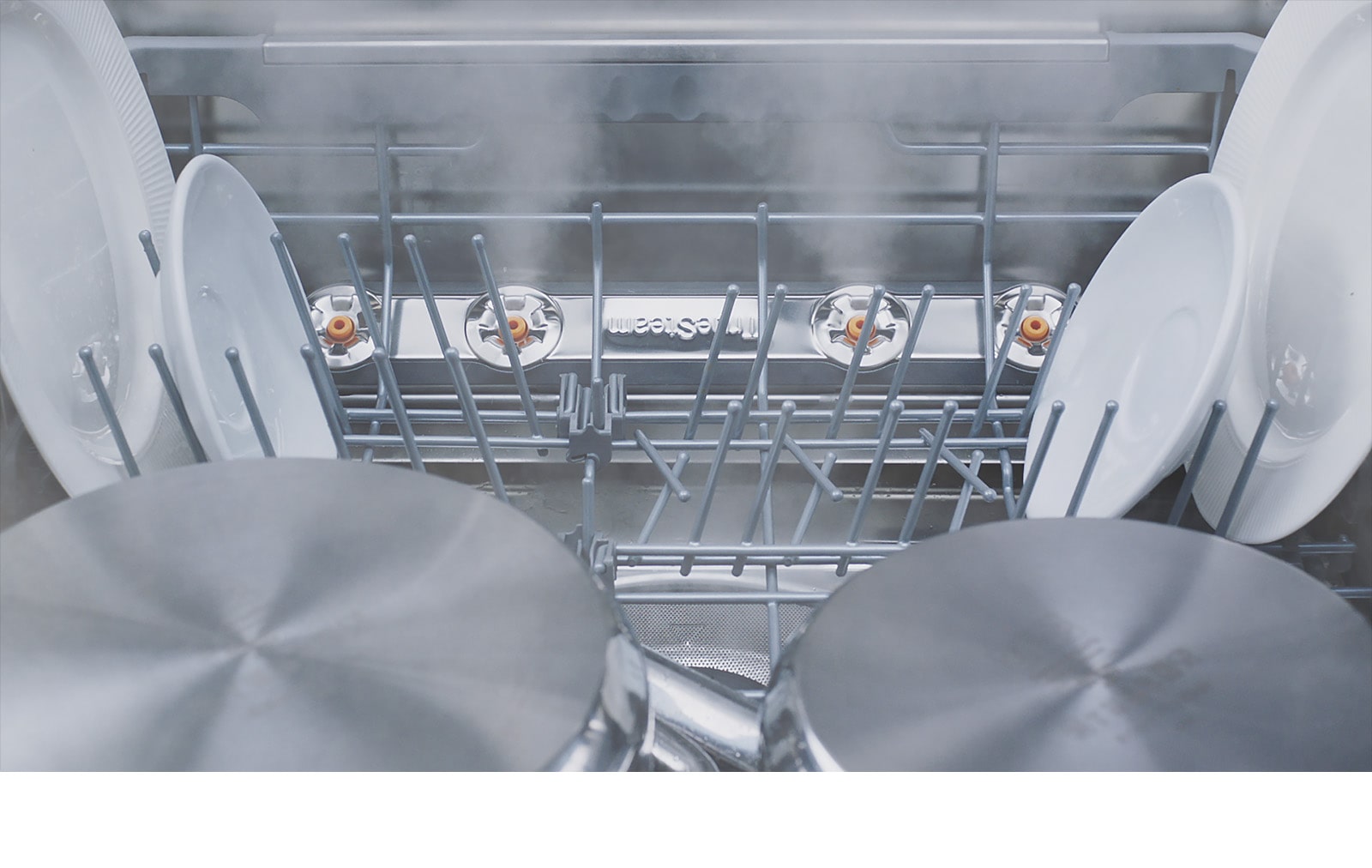 צילומי תקריב של סוגים שונים של כלים נשטפים באדים בתוך מדיח כלים.