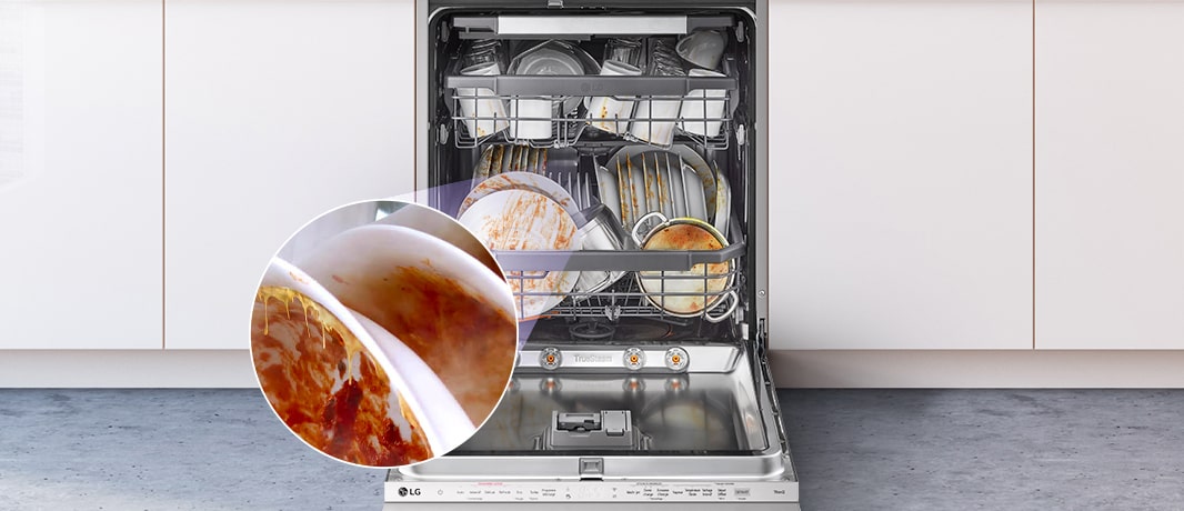 מדיח כלים מובנה עם דלת פתוחה לגמרי, החושפת כלים מלוכלכים בפנים.