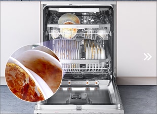 מדיח כלים מובנה עם דלת פתוחה לגמרי, החושפת כלים מלוכלכים בפנים.