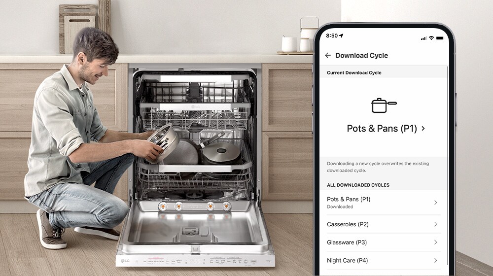איש מחזיק סיר ליד מדיח כלים בזמן שטלפון חכם מציג מחזור שטיפת סירים באפליקציית ThinQ‎™‎. 