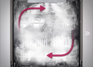 מבט מבפנים של מדיח כלים מלא באדים עם כיסוי מושלם לניקוי יסודי.