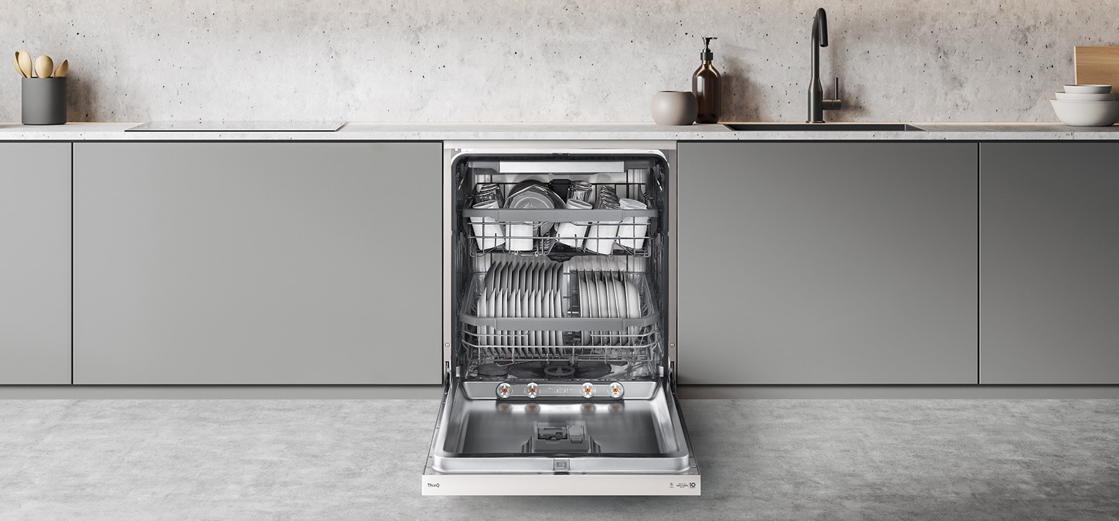 צילום של איך להתאים מדפי מדיח כלים כך שיתאימו לסוגים שונים של כלים.