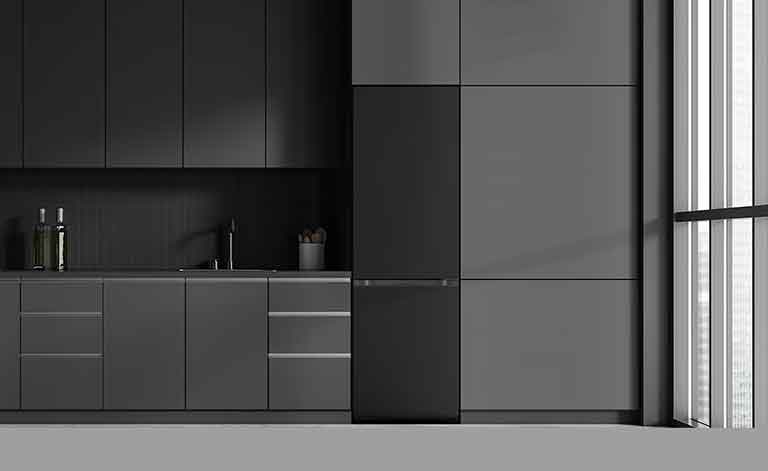 מטבח מודרני עם מקרר שמשתלב באופן מושלם בארונות שלצידו כך שהוא נראה כמו דגם מובנה.