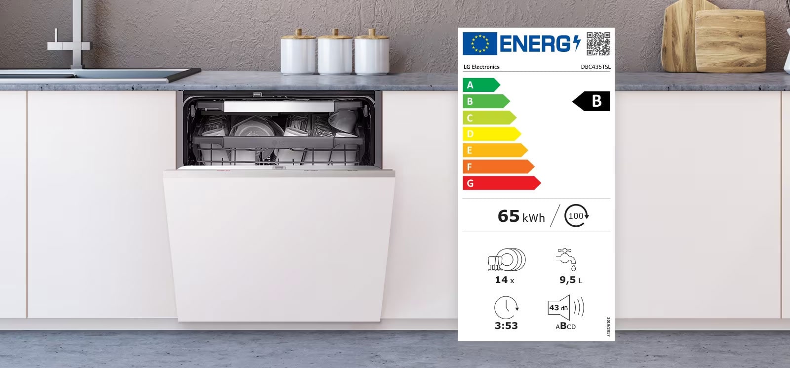 מדיח כלים מובנה עם דלת נפתחת חלקית ותווית אנרגיה בדרגה B.
