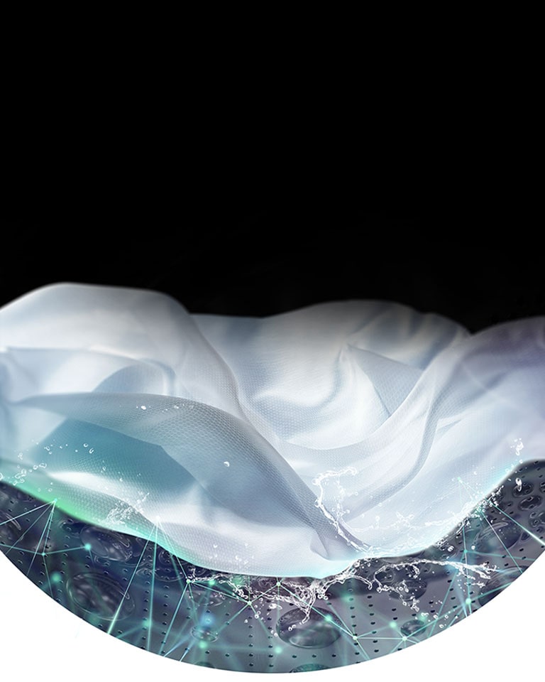 פיסת בד לבנה מוצגת בתוף של מכונת כביסה עם העמסה קדמית תוך כדי שטיפה.