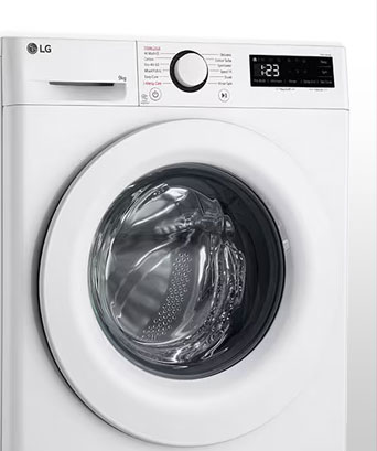 תמונה של מכונת כביסה בה ניתן לראות בבירור את דלת הזכוכית המחוסמת.