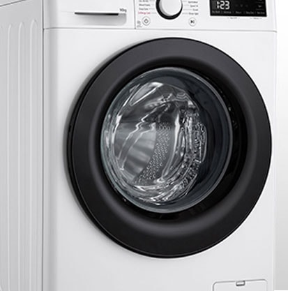 תמונה של מכונת כביסה בה ניתן לראות בבירור את דלת הזכוכית המחוסמת.