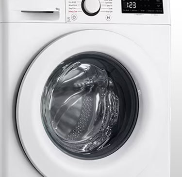 תמונה של מכונת כביסה בה ניתן לראות בבירור את דלת הזכוכית המחוסמת.