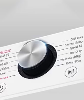 זוהי תמונה מוגדלת של כפתור החוגה ממתכת בלוח של מכונת כביסה.