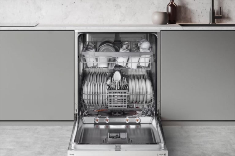 צילום המתאר איך ניתן לכוונן את מדפי המדיח כדי להתאים לסוגי כלים שונים.