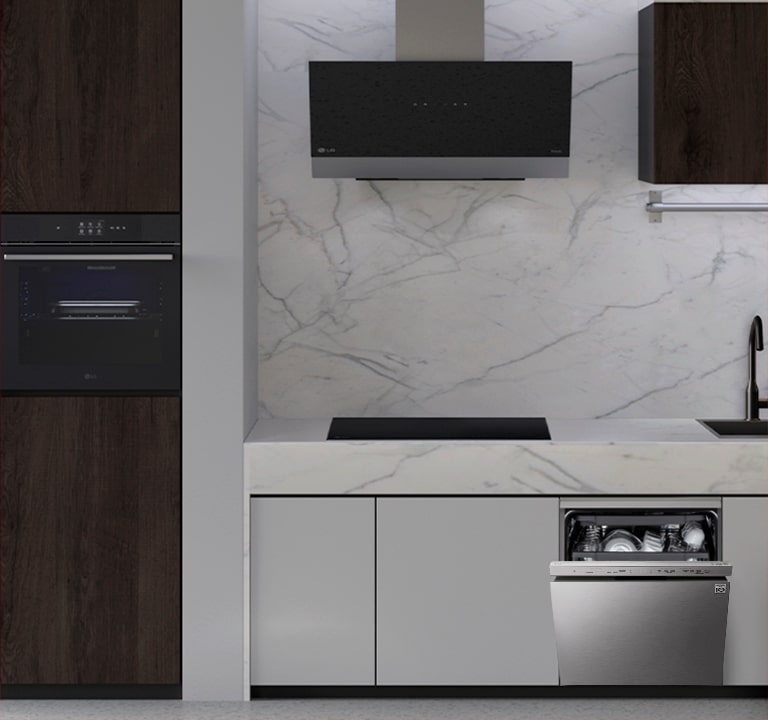 מטבח עם מדיח כלים רצפתי, תנור, קולט אדים וכיריים אינדוקציה של LG.