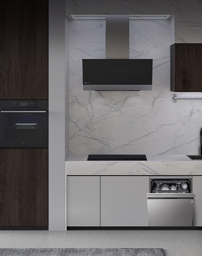 מטבח עם מדיח כלים רצפתי, תנור, קולט אדים וכיריים אינדוקציה של LG.