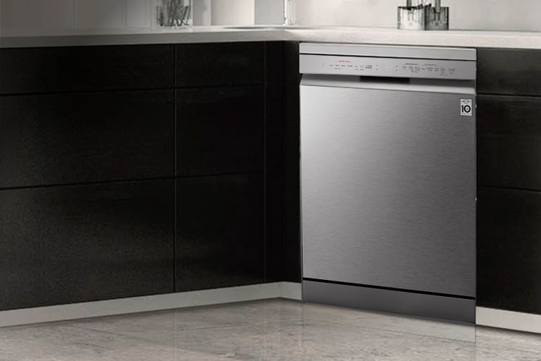 מדיח כלים בעיצוב מינימליסטי מותקן במטבח.