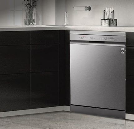 מדיח כלים בעיצוב מינימליסטי מותקן במטבח.