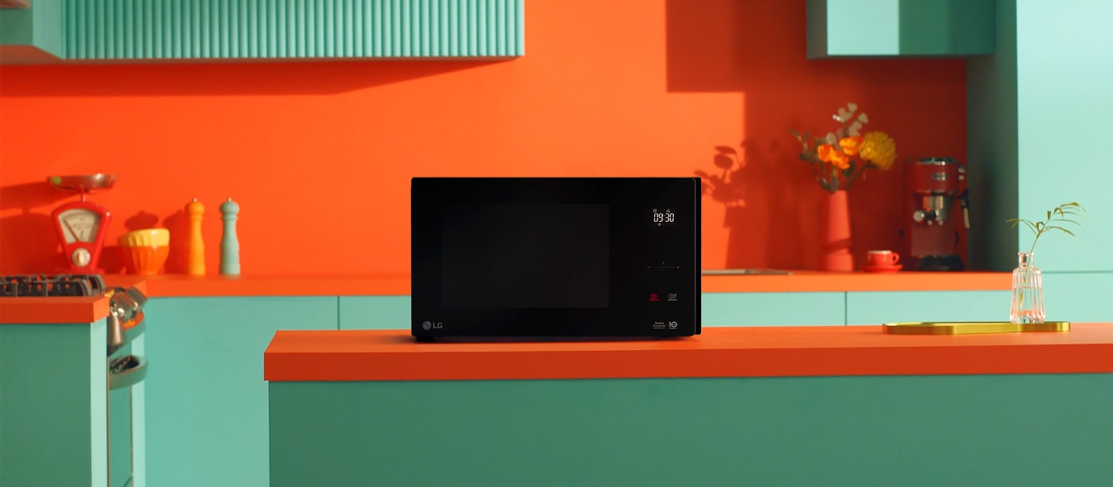 התמונה מציגה תנור מיקרוגל LG NeoChef Smart Inverter בצבע שחור על משטח במטבח.