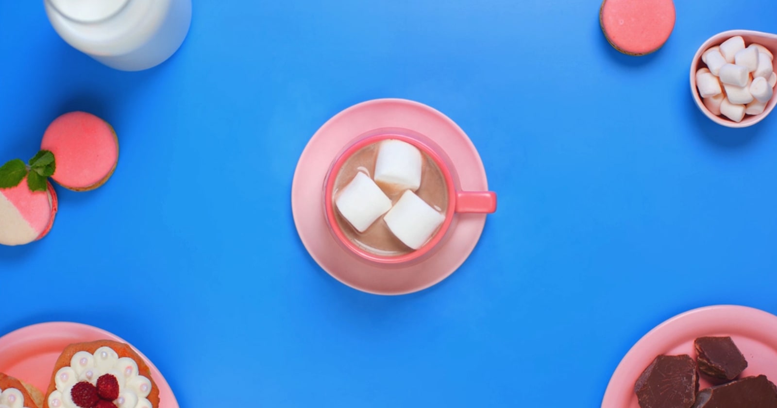 הסרטון מציג ספל תה המחומם באופן שווה יותר על ידי LG NeoChef בהשוואה לספל תה אחר המחומם על ידי תנור מיקרוגל קונבנציונאלי.