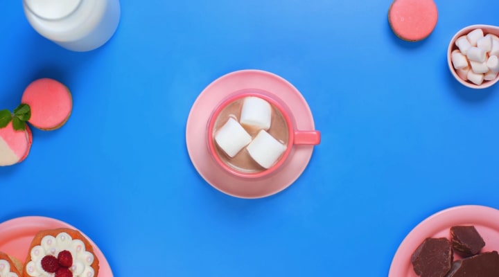 הסרטון מציג ספל תה המחומם באופן שווה יותר על ידי LG NeoChef בהשוואה לספל תה אחר המחומם על ידי תנור מיקרוגל קונבנציונאלי.