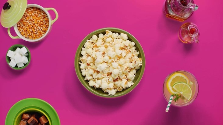 הווידאו מציג כיצד קערת פופקורן מתבשלת מהר יותר על ידי ™LG NeoChef מאשר קערה דומה אחרת המתבשלת במיקרוגל קונבנציונאלי.