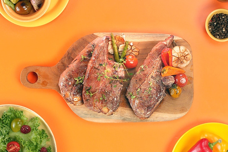 הסרטון מראה סטייק מושחם המבושל באופן שווה על ידי NeoChef כשהוא פריך מבחוץ ועסיסי מבפנים.