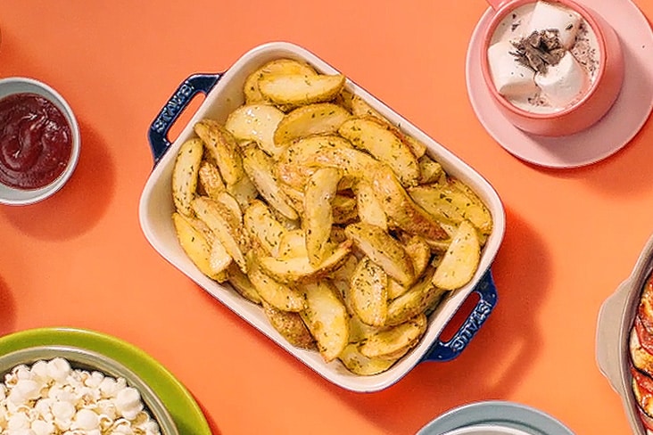 הווידאו מראה תהליך קלייה של תפוחי אדמה בתנור באמצעות הגדרות הבריאות של קליה וטיגון במיקרוגל NeoChef. בסוף הסרטון, מוצגת השוואה בין תפוחי אדמה מטוגנים בשמן לתפוחי האדמה הקלויים.