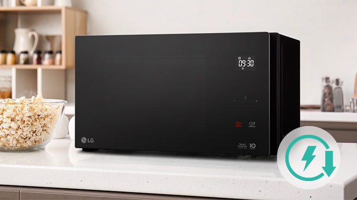 התמונה מציגה את תנור המיקרוגל LG NeoChef Smart Inverter במטבח עם סמל של מתח נמוך עליו.