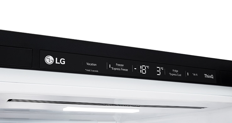 תקריב של תאורת LED רכה, מפיצה אור ביעילות בכל רחבי המקרר ונעימה לעיניים.