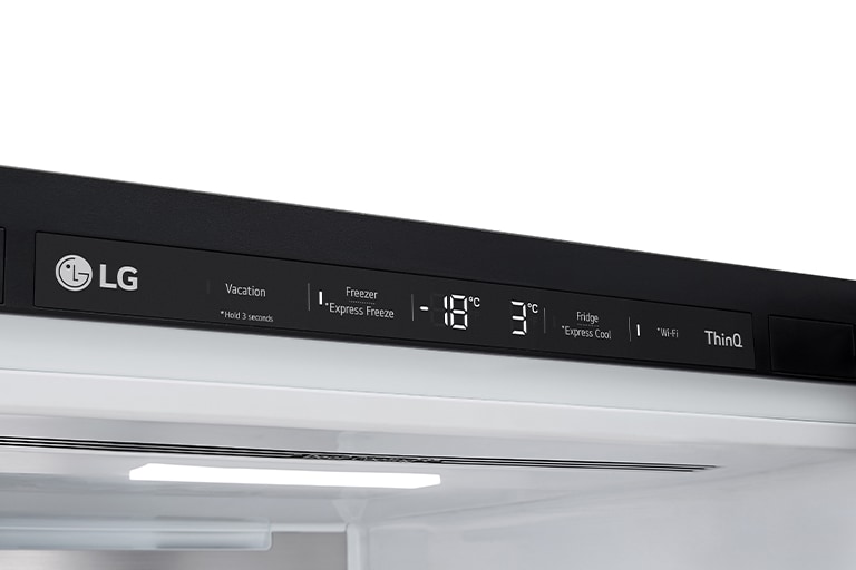 תקריב של תאורת LED רכה, מפיצה אור ביעילות בכל רחבי המקרר ונעימה לעיניים.