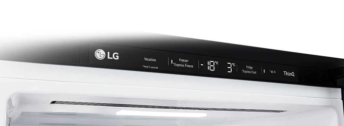 תקריב של תאורת LED רכה, מפיצה אור ביעילות בכל רחבי המקרר ונעימה לעיניים.