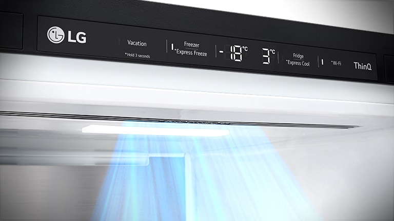 תקריב של פתחי האוורור הממוקמים בחזית המקרר, המבטיחים קירור יעיל ואחיד.