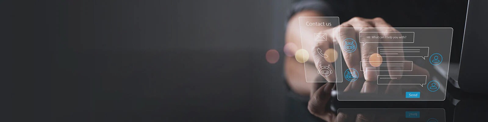 שני חלונות הולוגרמה וירטואליים שמדברים ביניהם ויוצרים איתנו קשר צפים ליד המחשב הנייד וידיים מונחות מאחוריהם.