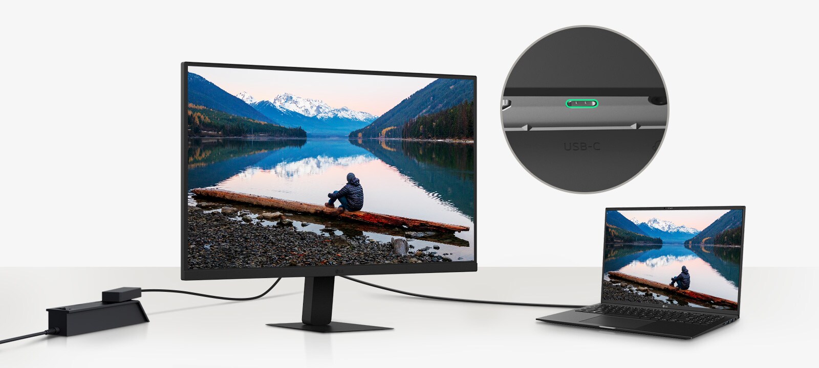 תמונה של מחשב נישא ומסך המחוברים באמצעות כבל USB-C יחיד.