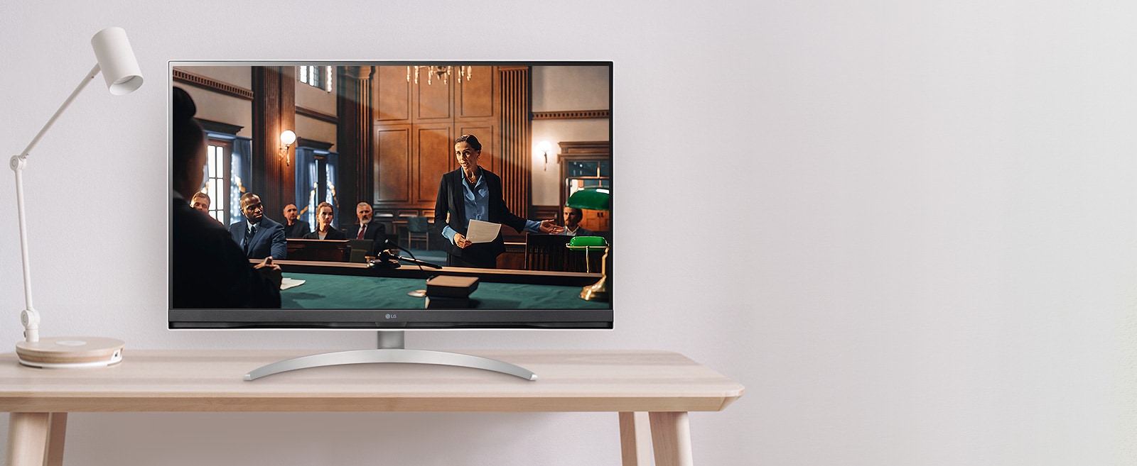 מסך UHD 4K (3840x2160) בגודל 32 אינץ' מספק איכות תמונה מעולה וצבעים מדויקים, עם DCI-P3 90% (טיפוסי). 	