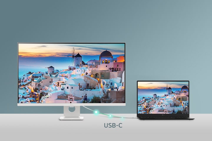 תמונה המציגה מסך חכם המחובר למחשב נייד באמצעות USB-C, תוך הדגמה של טעינה והעברת נתונים.