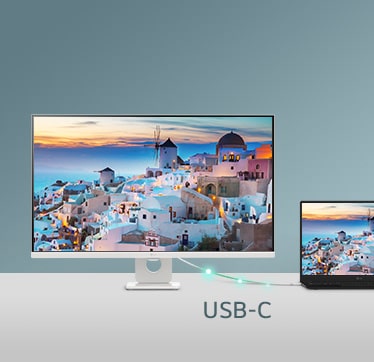 תמונה המציגה מסך חכם המחובר למחשב נייד באמצעות USB-C, תוך הדגמה של טעינה והעברת נתונים.