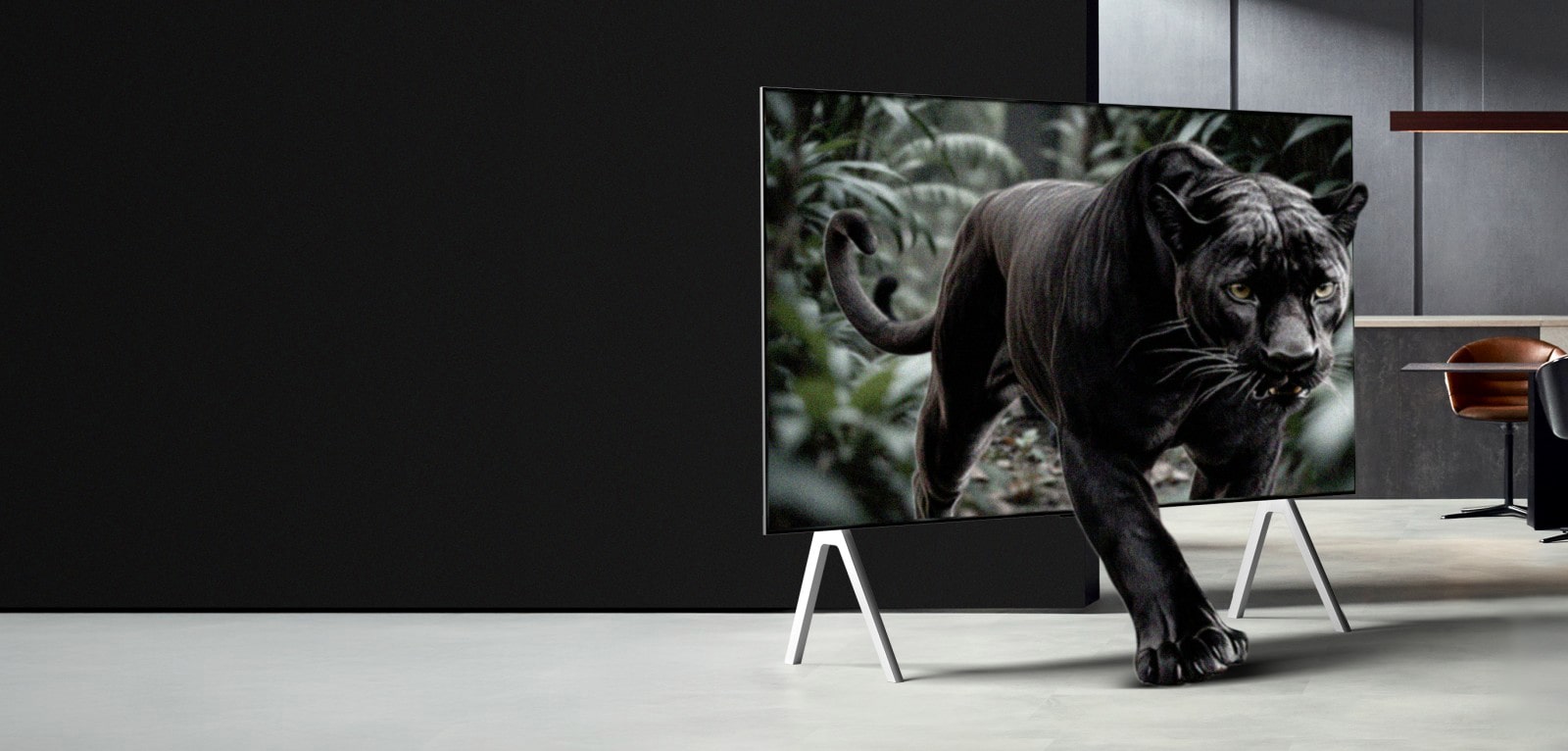 פנתר בג'ונגל שנראה כאילו יוצא ממסך טלוויזיה LG TV על מעמד. הקווים מופיעים כאילו הבינה המלאכותית מנתחת את הפנתר ולאחר מכן את הרקע. התמונה הכוללת משופרת ומראה כיצד AI Perception Object Enhancer מעניק עומק תלת-ממדי לכל סצנה. 